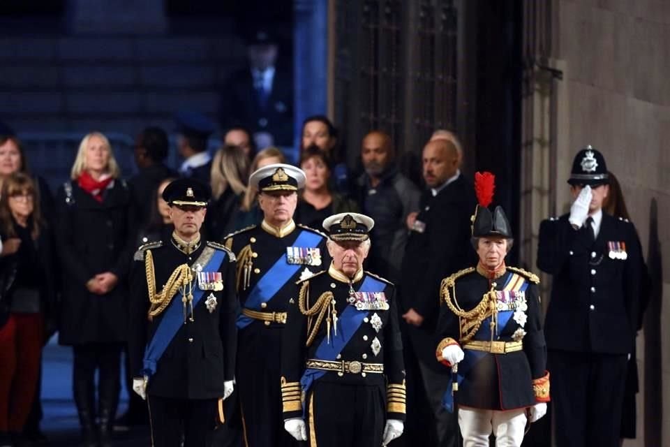 Carlos III y sus hermanos velan el féretro de su madre en Westminster Hall; todos vistes trajes militares.