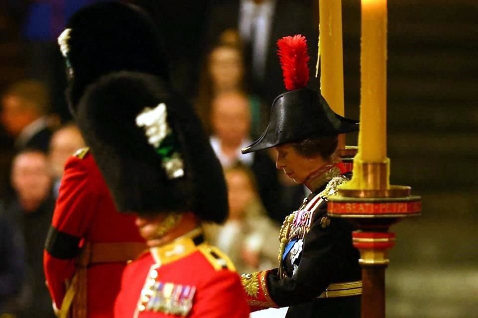 La Princesa Ana lució solemne al lado del féretro.