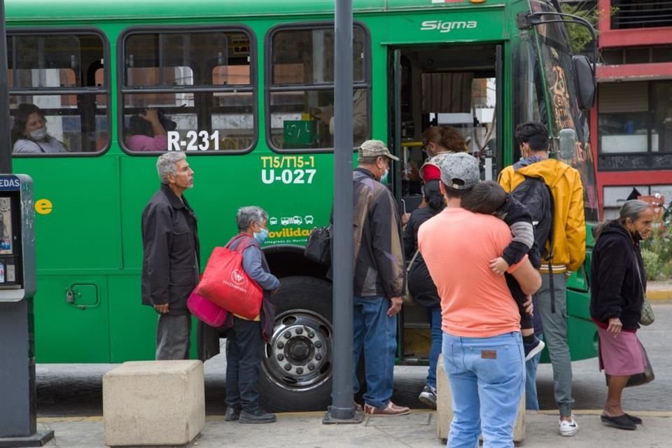 Todas las rutas que circulan por las vialidades señaladas  deberán detener su recorrido mientras pasa el contingente.