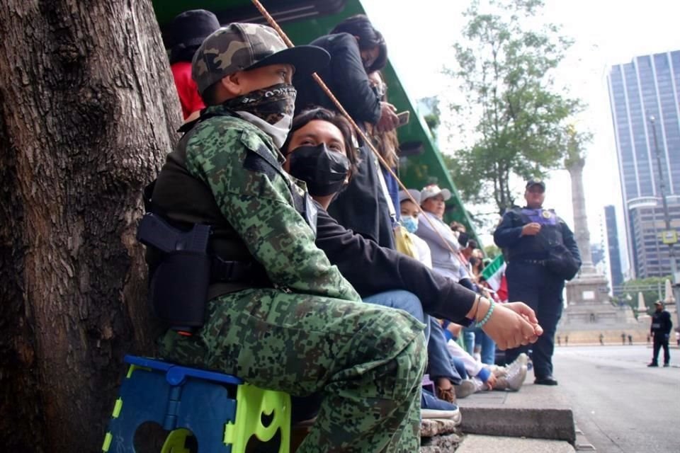 Un niño asistió vestido de militar con un arma de juguete.