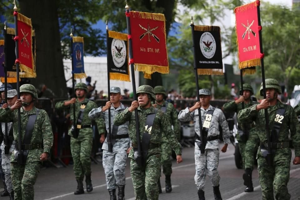 Elementos de distintas corporaciones desfilaron por av. Chapultepec con motivo del desfile del 16 de septiembre.