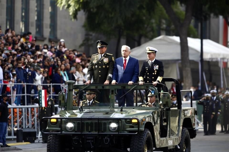 El Presidente pasó revista a las tropas previo al arranque del acto.