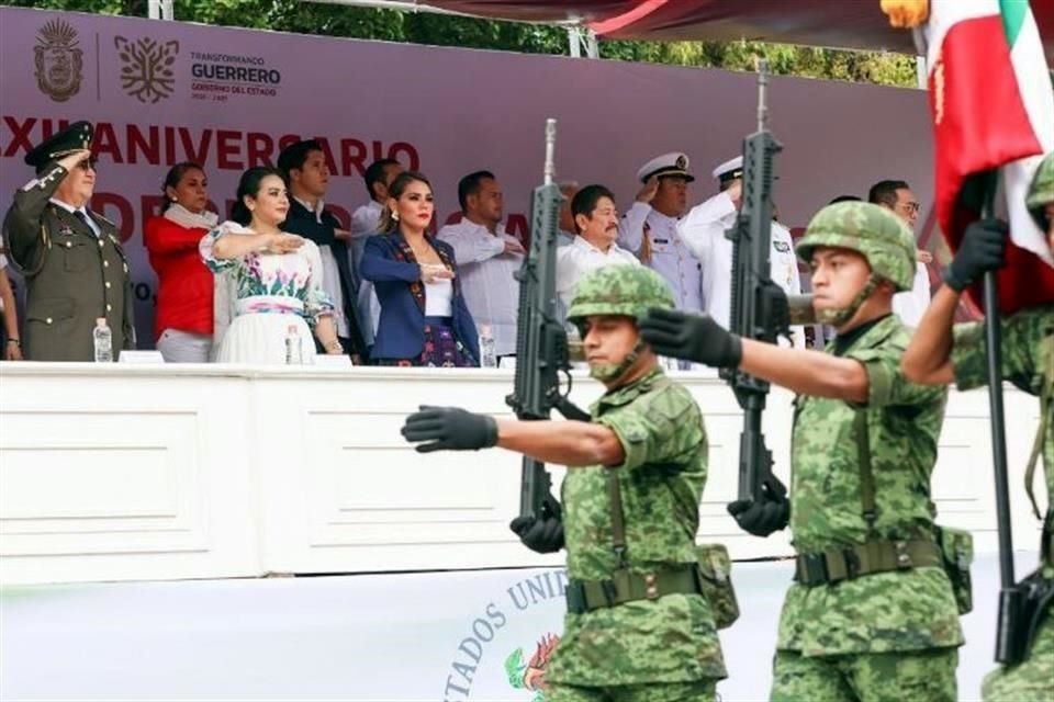 El dispositivo de seguridad impidió a las personas acercarse a la Gobernadora morenista en su primer desfile oficial.