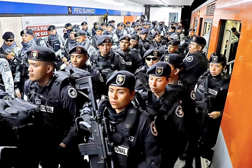 Contingentes de la Guardia Nacional bajaron del metro Pino Suárez.