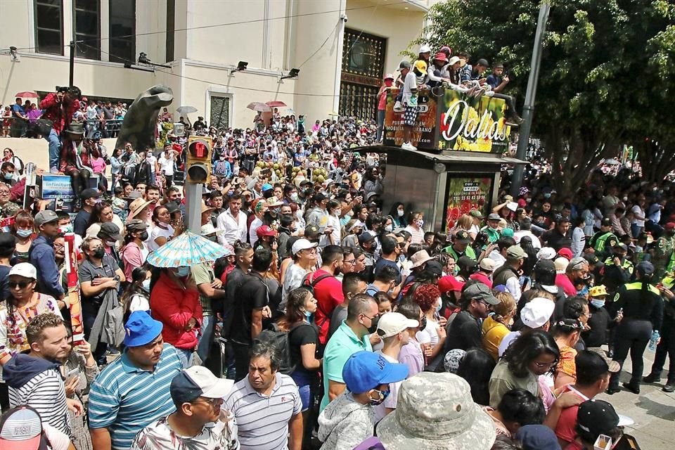 Los ciudadanos se desbordaron ayer para presenciar el desfile por la Independencia de México.