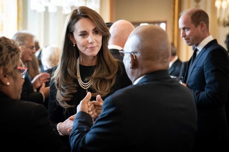 Catalina de Gales lució un collar de la Reina Isabel en un almuerzo en el Palacio de Buckingham, con gobernadores de la Commmonwealth.