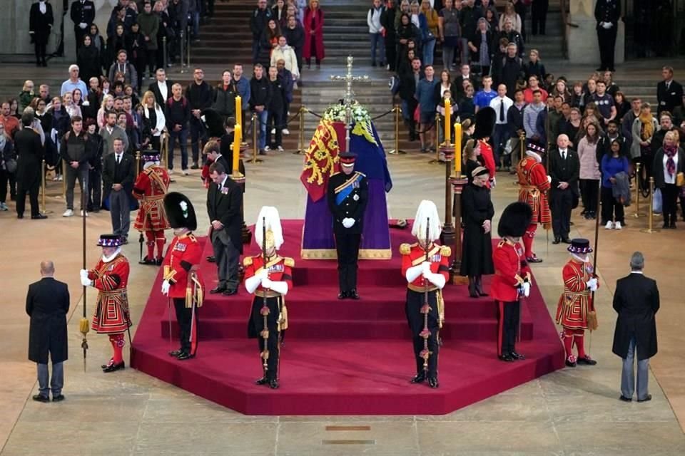 Los ocho nietos de la Reina Isabel participaron en la vigilia.