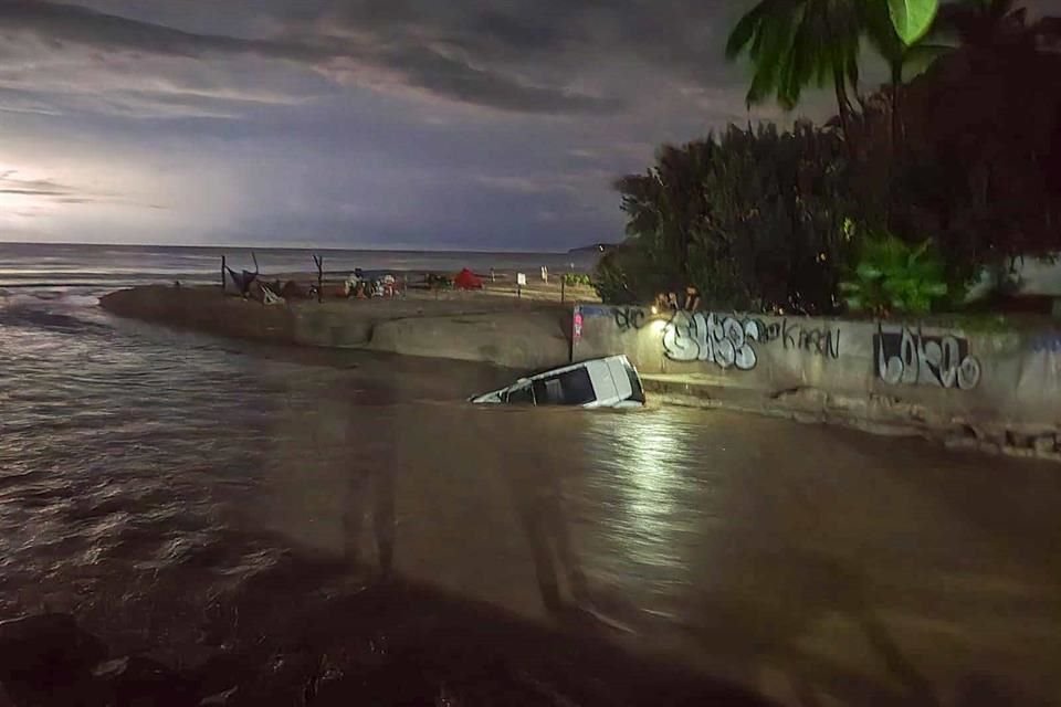 Autos arrastrados por la corriente y cauces desbordados ha dejado la tormenta tropical 'Léster' en la Playa Sayulita, en Nayarit.