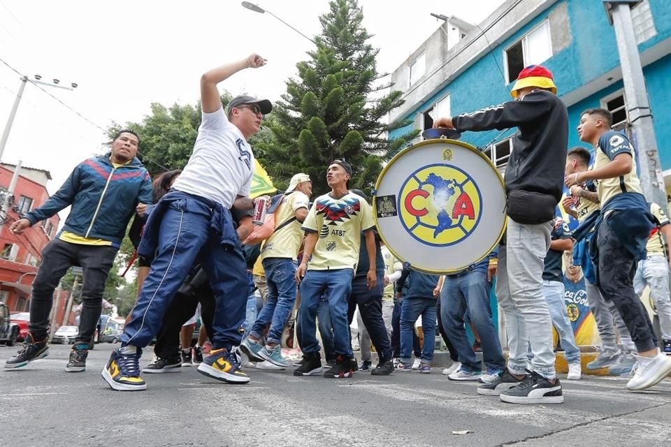 Decena de seguidores se reunieron desde temprano en la colonia Tlaxpana.