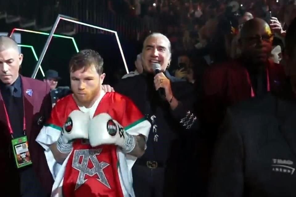 Alejandro Fernández abrió la pelea de 'Canelo' Álvarez con una interpretación de 'México Lindo y Querido'.