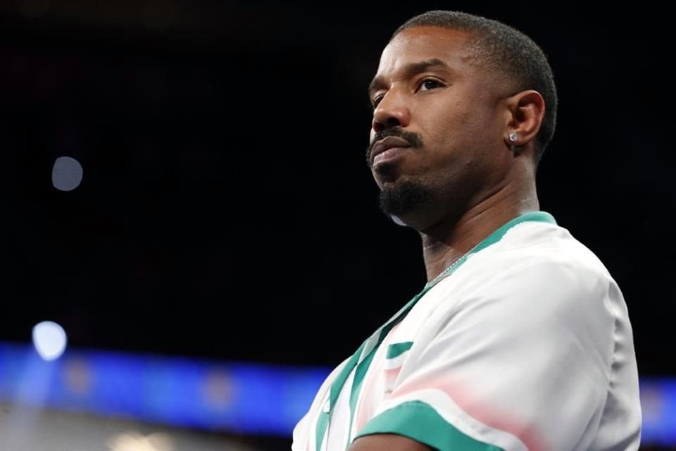 Michael B. Jordan no le quitó la mirada al ring en Las Vegas.