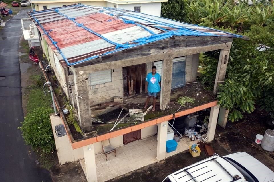 Jetsabel Osorio sobre su casa en Loiza, Puerto Rico, que resultó dañada hace años por el huracán María.