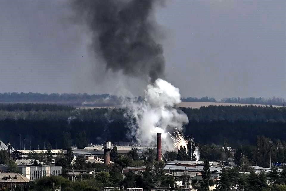 Vista d euna explosión en  Kupiansk, en la región del este de Ucrania.