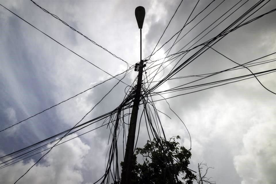 Vista de las líneas eléctricas en Loiza, Puerto Rico.