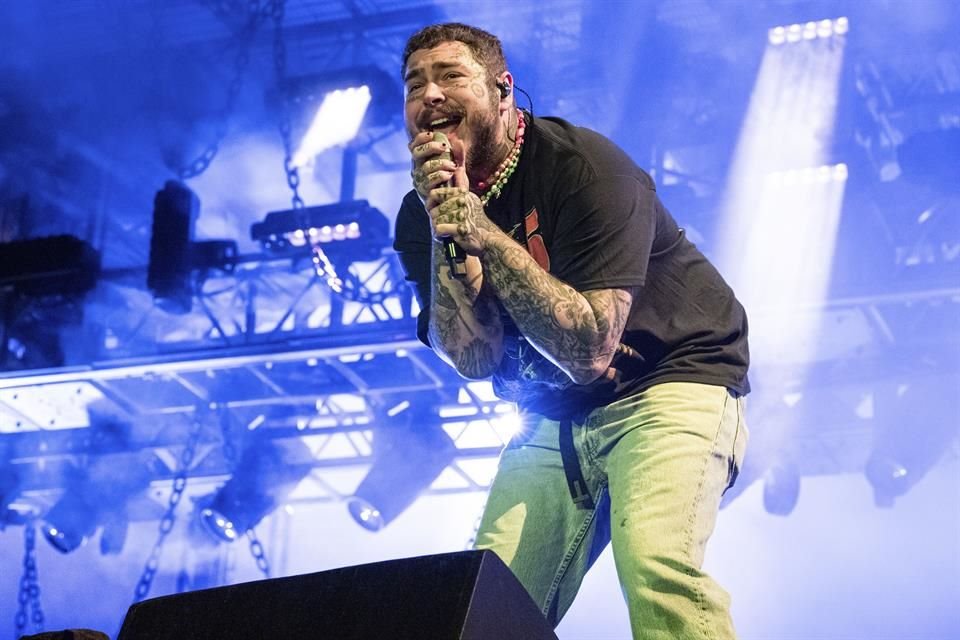 El cantante Post Malone se cayó mientras estaba en el escenario tras tropezar con una sección donde guarda sus guitarras.