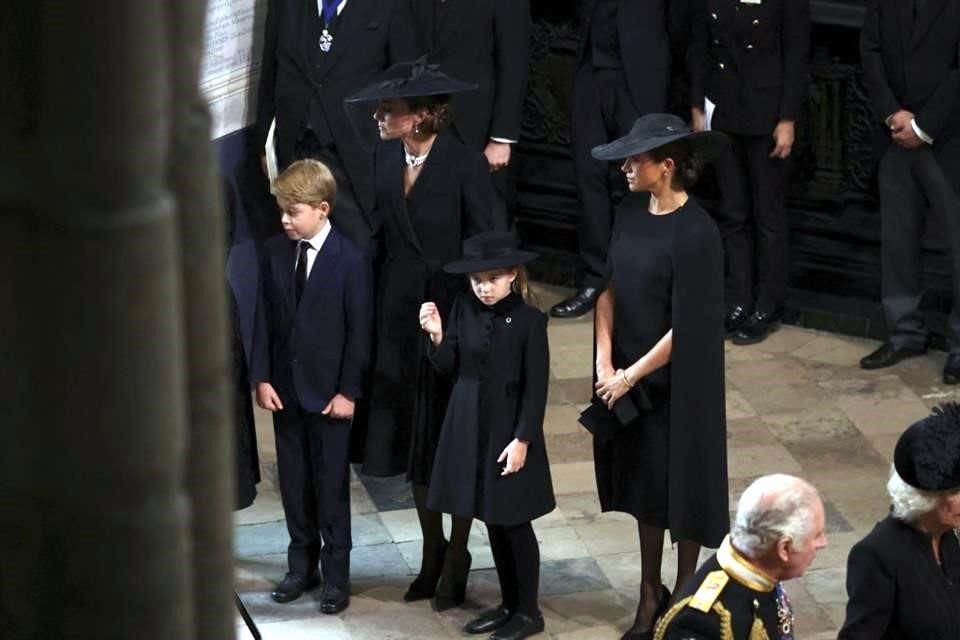 Meghan Markle ingresó después de  los Príncipes Jorge y Carlota.