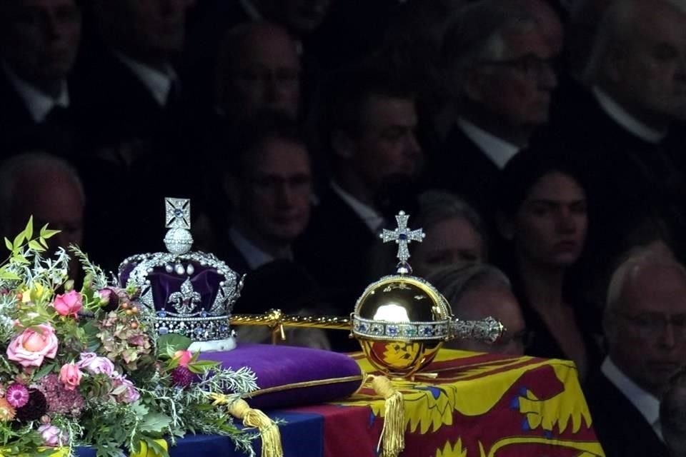 Las joyas de la Corona descansan sobre el ataúd de la Reina.