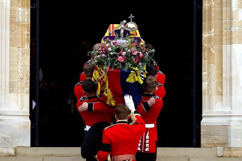 La Reina Isabel II fue enterrada en Windsor, en una ceremonia emotiva e íntima, dio a conocer la Familia Real.