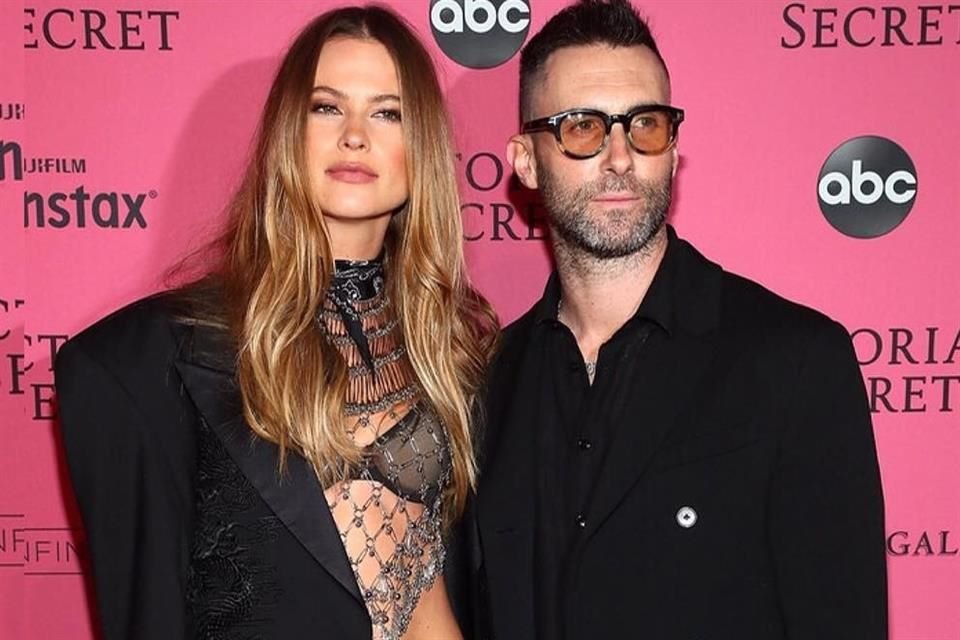 El vocalista de Maroon 5, Adam Levine, fue acusado de una presunta infidelidad a su esposa Behati Prinsloo.