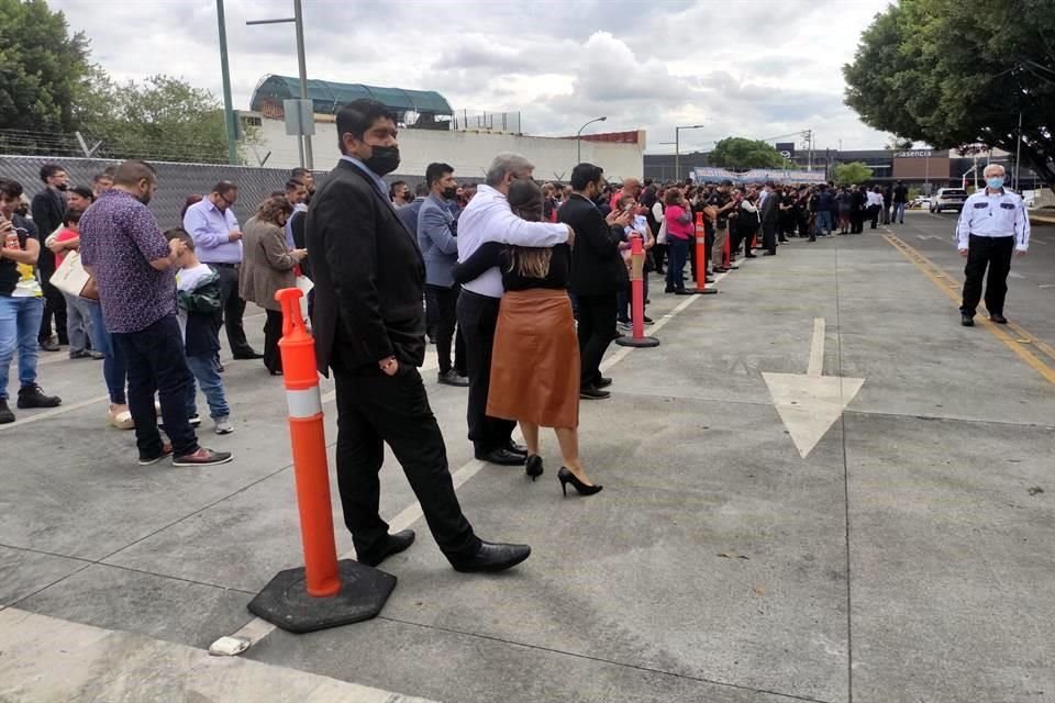 Trabajadores de plazas comerciales también salieron a las calles segundos después de sentir el sismo.