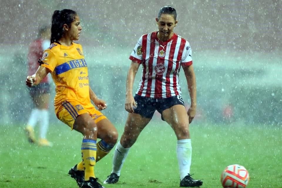 El juego estuvo suspendido 40 minutos debido a una torrencial lluvia.