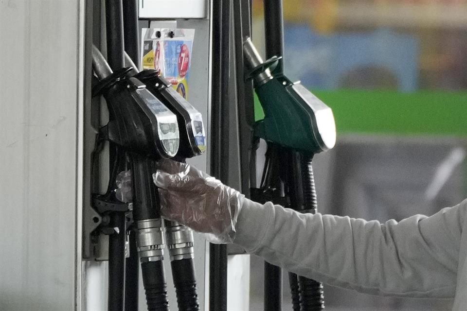 La caída en las ventas de gasolina responde a la variación de los precios que reportaron durante el año. 