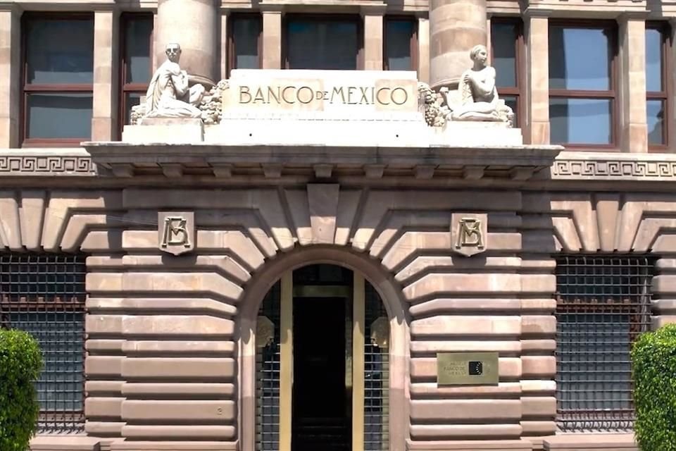 Especialistas en economía anticipan una tasa de fondeo de Banxico en 10.50% al cierre de año.