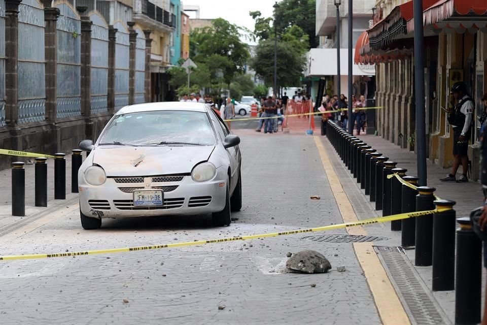 Un pedazo de cantera del templo de San Agustín cayó ayer sobre un vehículo, en la Calle Degollado.