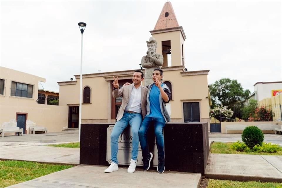 El Alcalde de Sayula, Daniel Carreón (de saco beige) develó este 19 de septiembre, una escultura de Mario Moreno 'Cantinflas'.