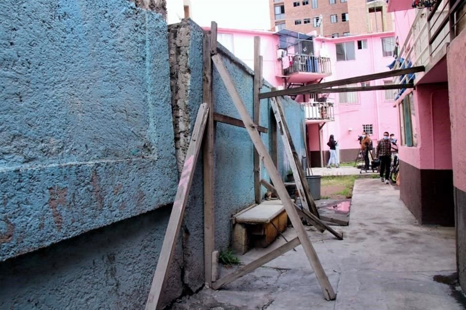 Vecinos del predio ubicado en Dr. Navarro 182 han tenido las paredes apuntaladas con polines durante más de 10 años.