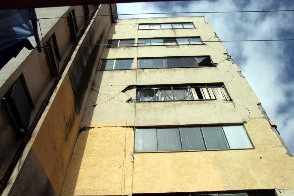 En ese inmueble de Dr. Navarro la amenaza es más grave pues en el edificio colindante, en Dr. Lucio 126, el cual, según Hernández, lleva más de 20 años en malas condiciones; ladrillos y cristales se le desprenden. 