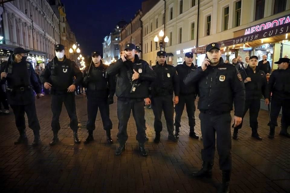 Policías bloquean una calle de Moscú ante una protesta por la movilización militar.