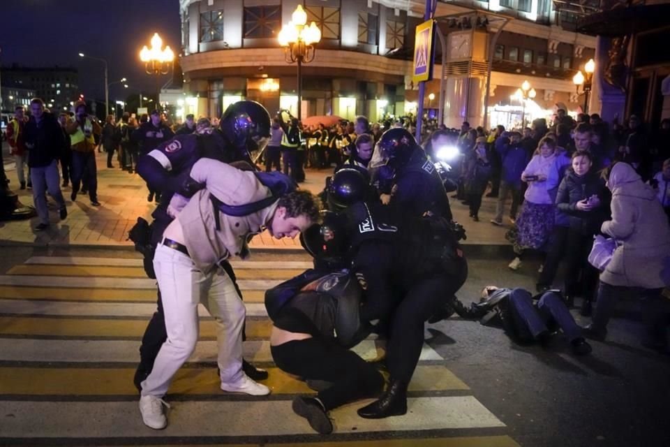 Policías en Moscú detienen a manifestantes que protestaban contra la movilización militar decretada por Putin.