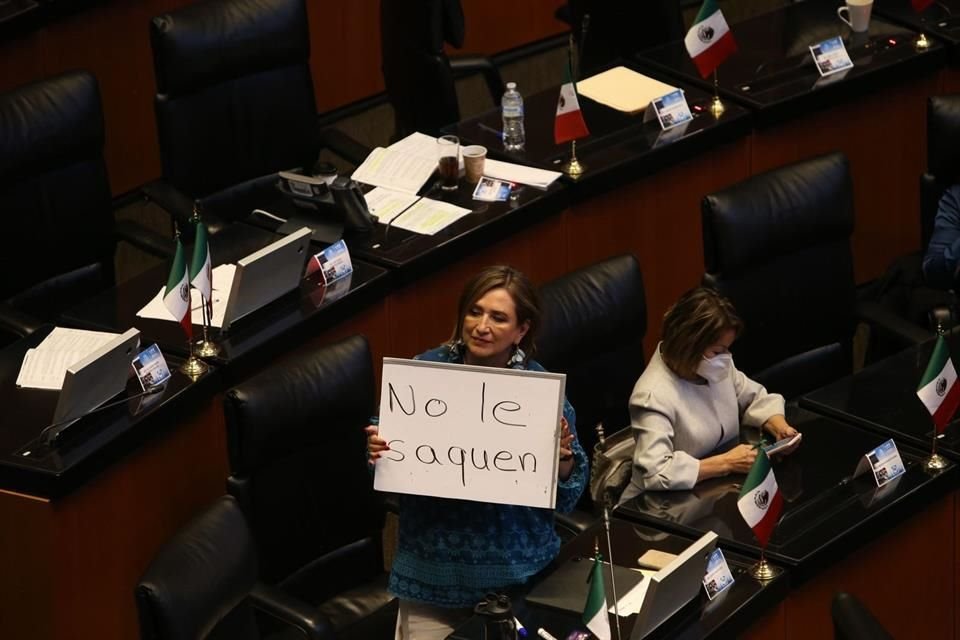 Xóchitl Gálvez con una pancarta.