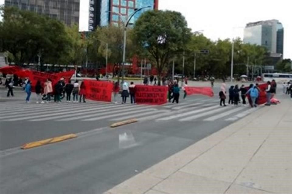 Normalistas permanecen instalados en el cruce de Insurgentes y Paseo de la Reforma desde hace más de 29 horas.