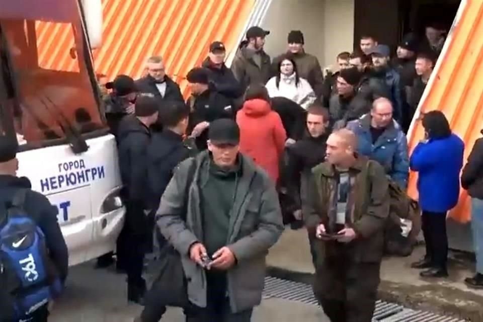 Personas reclutadas se preparan para subir a un autobús en la ciudad de Neryungri, Rusia.