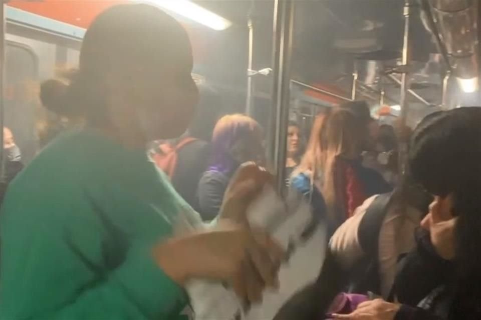 Usuarios reportaron a través de redes sociales que comenzó a salir humo en un tren.  