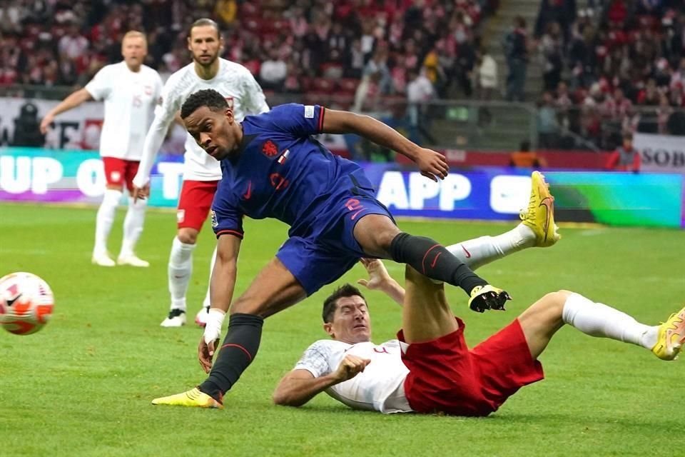 Robert Lewandowski lució poco en la delantera polaca.