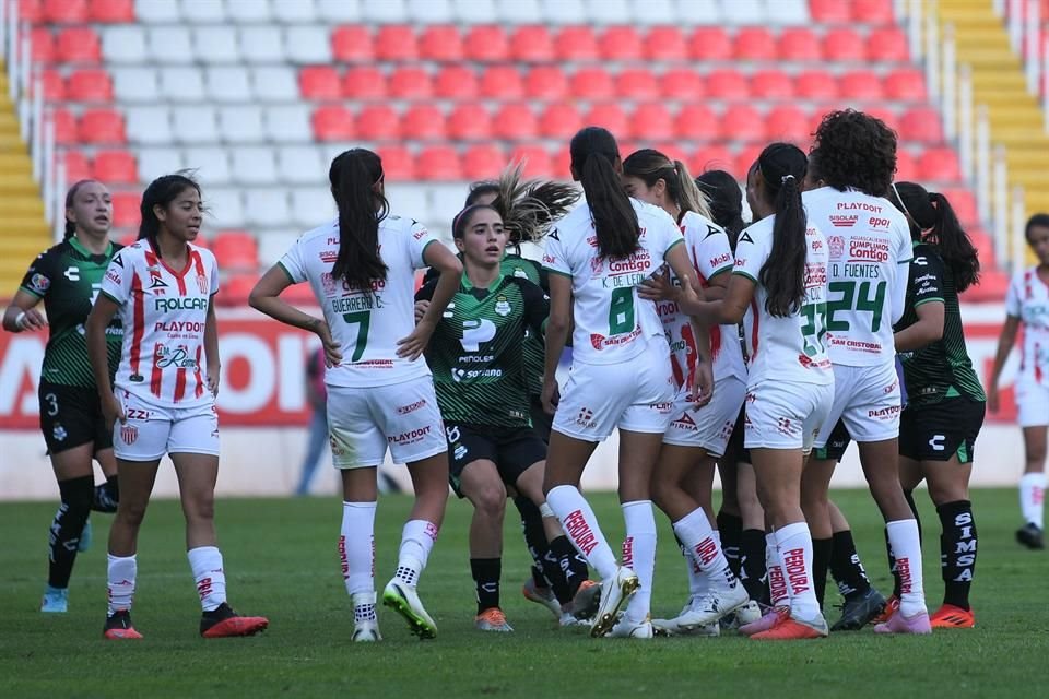 Necaxa y Santos tuvieron una cámara húngara al final de su partido.