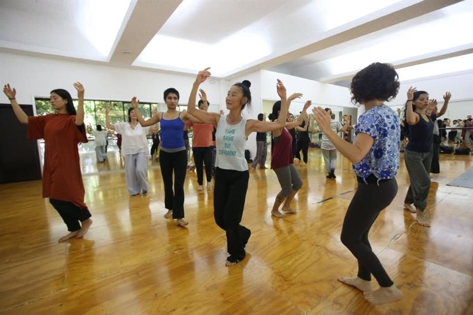 La japonesa Yumiko Yoshioka ofreció un taller para la agrupación de danza Popol Vuh, en el Foro de Arte y Cultura.