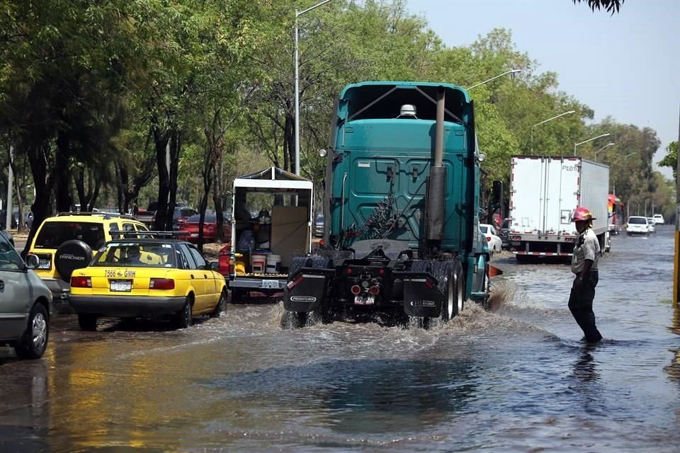 En Lázaro Cárdenas se registraron encharcamientos por la lluvia del sábado.