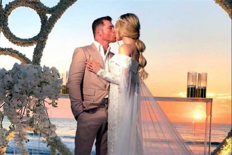 Canelo y su novia se casaron.