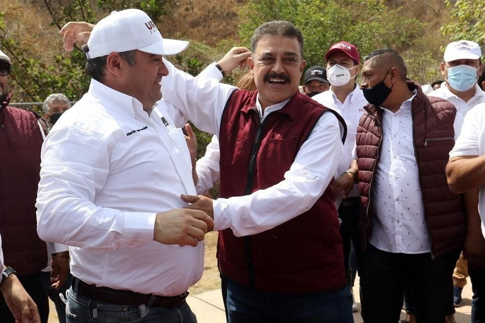 Carlos Lomelí y Alberto Uribe, aseguran que no acabarán con Uber y Didi, como se ha difundido en Redes Sociales.