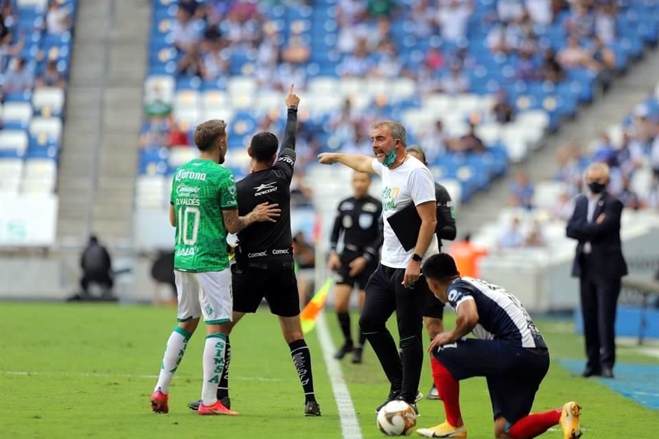 Darwin Quintana, auxiliar técnico de Santos, se fue expulsado en la primera mitad por reclamos.