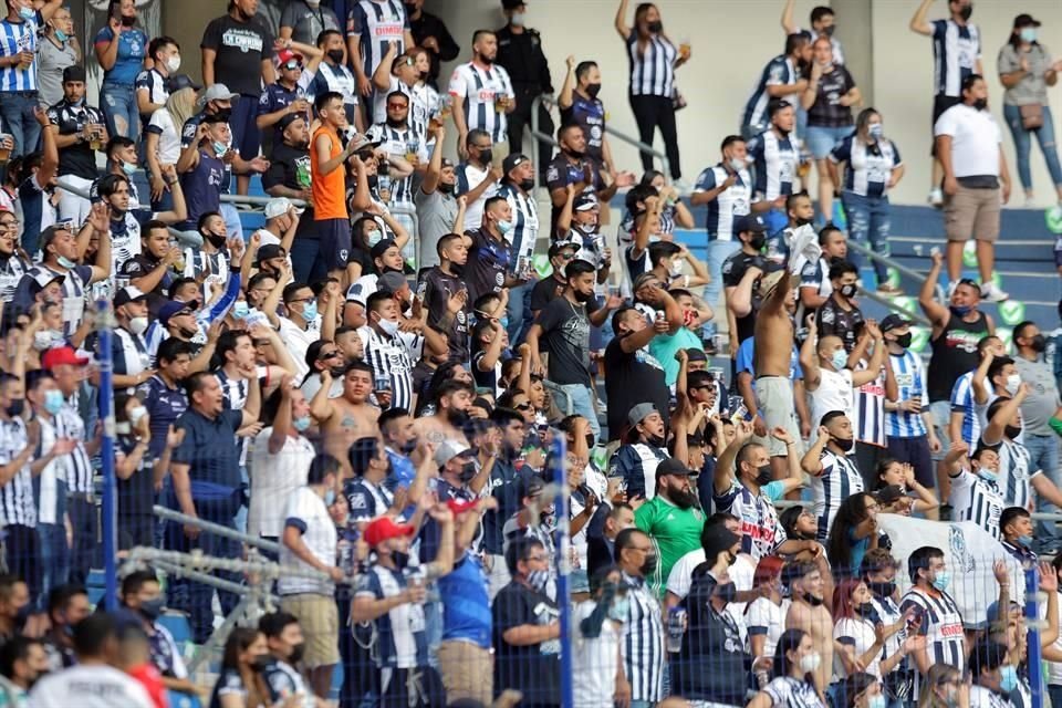 Tras estar 'esparcidos' por todo el estadio por el protocolo sanitario, el grupo de animación volvió a juntarse.