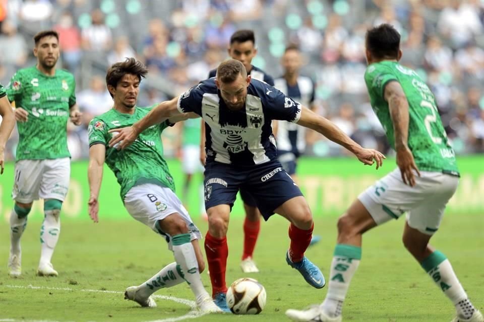 Vincent Janssen lució corriendo muchas áreas de la cancha e, incluso, entrando fuerte.
