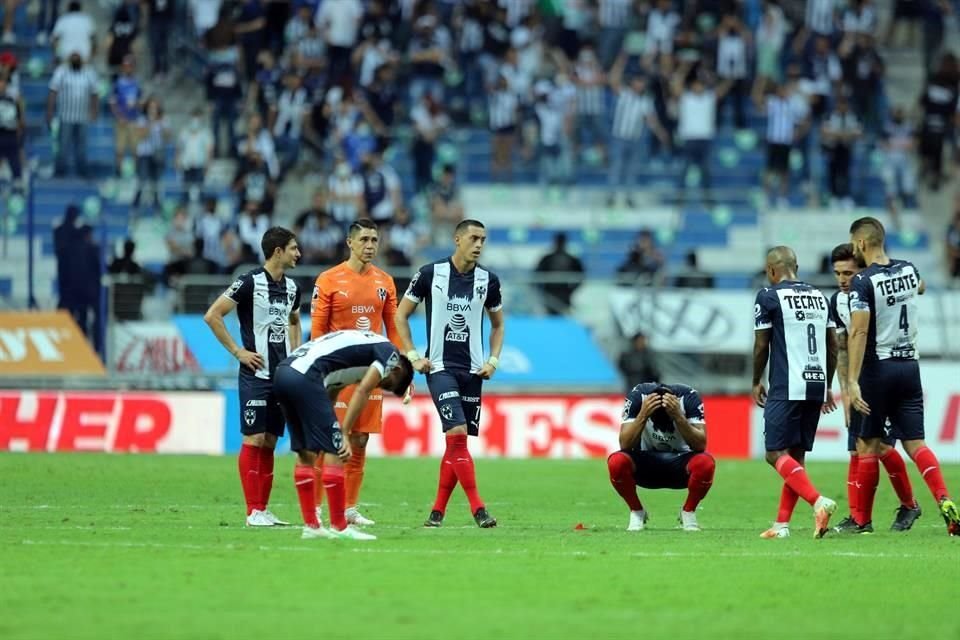 El plantel albiazul lució desconcertado tras sufrir el agónico empate.
