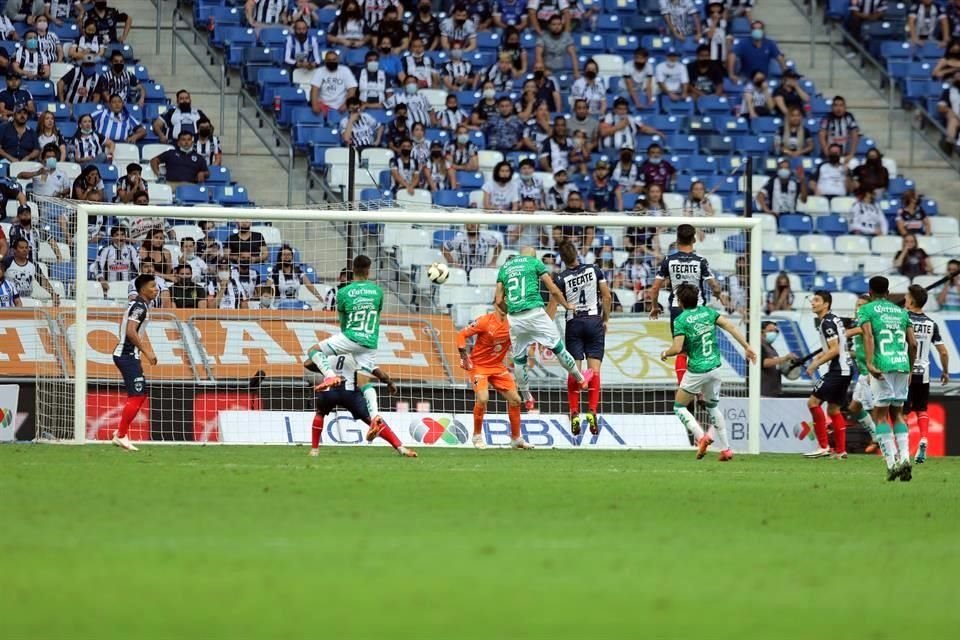 En la jugada del gol, Nicolás Sánchez (4) falló en el salto que permitió el primer contacto de Doria.