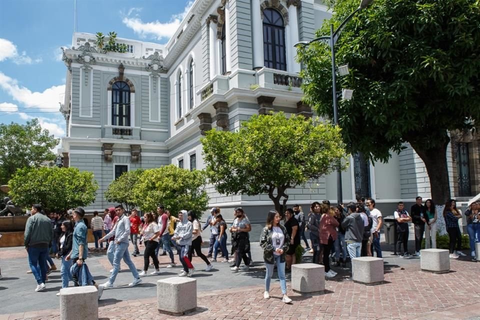 Empleados fueron evacuados a consecuencia del sismo de esta tarde en Guadalajara.