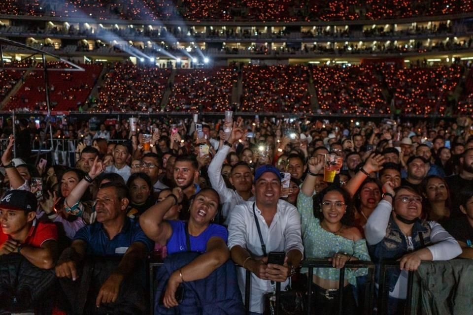 Asistentes al primer concierto de Grupo Firme en el Estadio Akron.